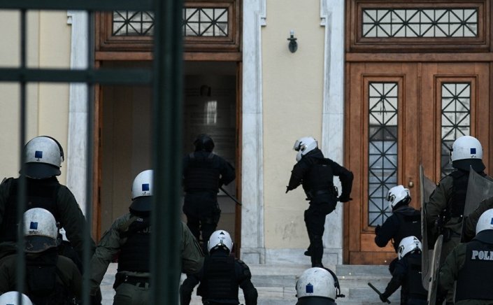 Citizen Protection Min: Βόμβα Μηταράκη!! Καταργείται η πανεπιστημιακή αστυνομία - Έρχονται αστυνομικοί με άλογα!!