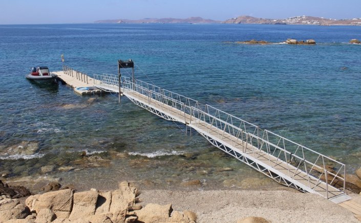 Plastic Floating Dock: Άδεια για πλωτή εξέδρα στην παραλία Super Paradise της Μυκόνου