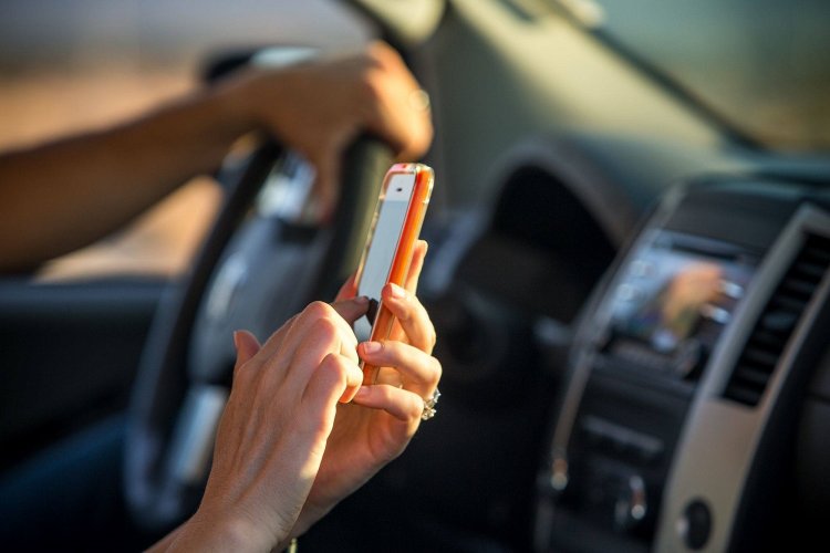 Car Apps: Κινητό στο αυτοκίνητο!! Οι εφαρμογές που μπορούν να σου σώσουν τη ζωή!!