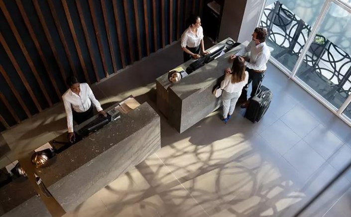 Ηotel staffing crisis / Brexit, working conditions and low pay: An inside look at Europe’s hotel staffing crisis