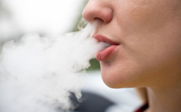 Teens try more to vape than smoke: Οι έφηβοι είναι πιθανότερο να δοκιμάσουν το άτμισμα από το κάπνισμα , αν οι γονείς τους είναι καπνιστές
