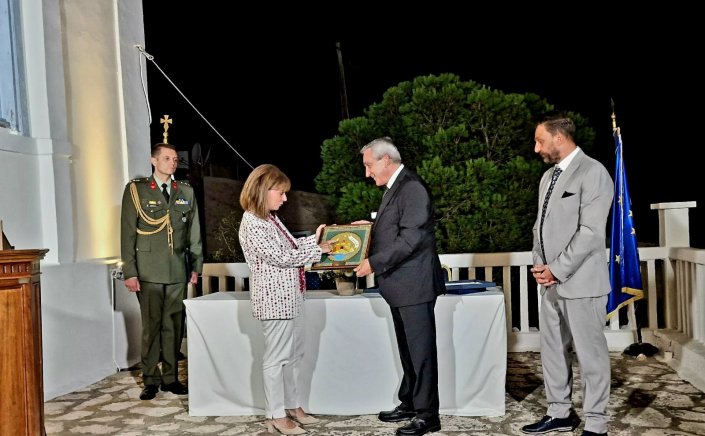 Aegean Islands: Ο Περιφερειάρχης στην Χάλκη για την ανακήρυξη της Προέδρου της Δημοκρατίας, Κατερίνας Σακελλαροπούλου, σε Επίτιμη Δημότη του νησιού