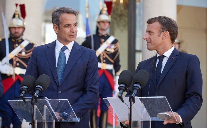 Macron - Mitsotakis Entretien: Όσους μας απειλούν ότι θα έρθουν βράδυ στα νησιά μας θα τους περιμένουμε στο φως της ημέρας