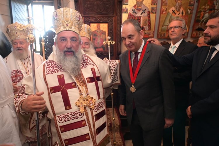 Shipping Min Plakiotakis: Η εκκλησία της Κρήτης τίμησε τον Γιάννη Πλακιωτάκη με τον σταυρό Αποστόλου Παύλου και Τίτου