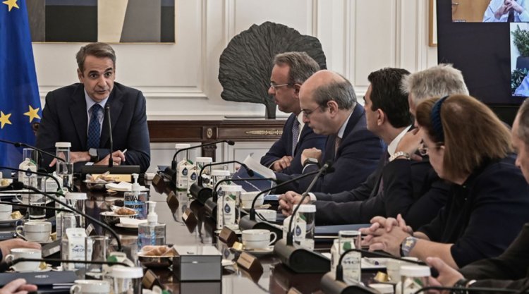PM Mitsotakis - Cabinet meeting: Επιστρέφουμε το μέρισμα της ανάπτυξης στους πολίτες με τρόπο δίκαιο χωρίς να αποκλίνουμε από τους δημοσιονομικούς στόχους  