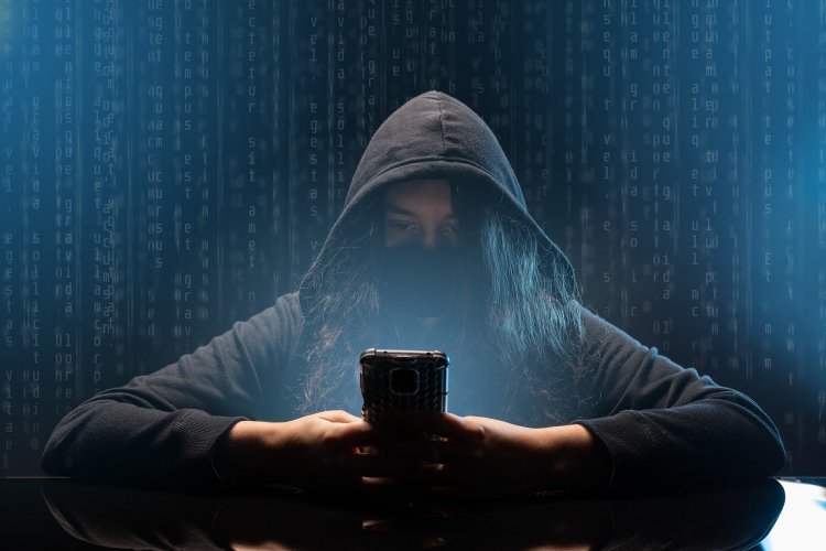 Hacking of smartphones: Πώς μπορούν να “παγιδέψουν” το κινητό σας και να υποκλέψουν όλες τις συνομιλίες - Οδηγίες προστασίας [Video]