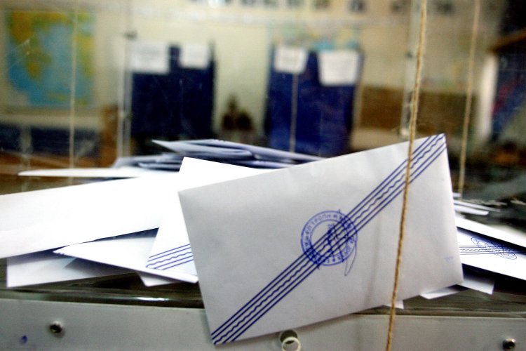 Greek polls - MRB: Ο ΣΥΡΙΖΑ προηγείται της ΝΔ για τη μεσαία τάξη - Το 77,5% λέει πως είναι «σοβαρό θέμα» οι υποκλοπές