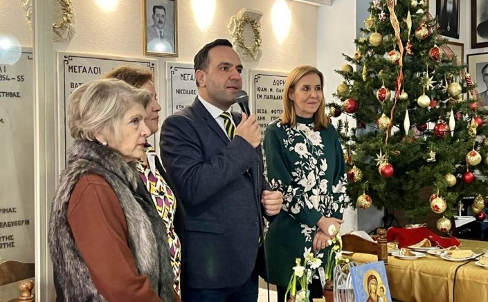 Mayor of Mykonos, K. Koukas:  Ο Δήμαρχος Μυκόνου Κωνσταντίνος Κουκάς στην κοπή της Πίτας της Αδελφότητας Ανωμεριτών Μυκόνου