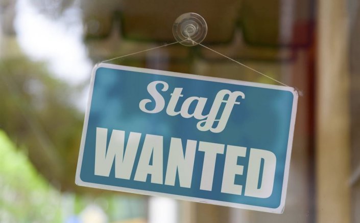 Tourism’s Labour Shortage: SOS για εργασιακό “κενό” 100.000 θέσεων στον τουρισμό, από μάγειρες και σερβιτόρους - “Δεν επαρκεί η νέα σύμβαση”