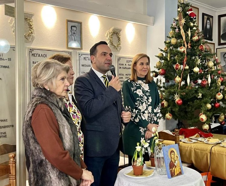 Mayor of Mykonos, K. Koukas:  Ο Δήμαρχος Μυκόνου Κωνσταντίνος Κουκάς στην κοπή της Πίτας της Αδελφότητας Ανωμεριτών Μυκόνου