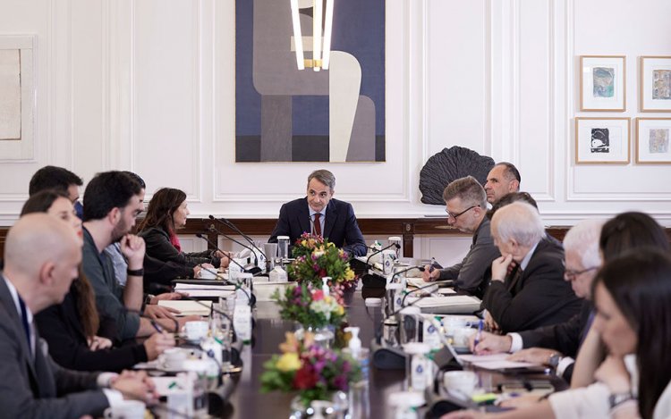 PM Mitsotakis - Performing artists: Λύσεις σε χρονίζοντα προβλήματα των καλλιτεχνών αναζητήθηκαν στη συνάντηση με τον πρωθυπουργό