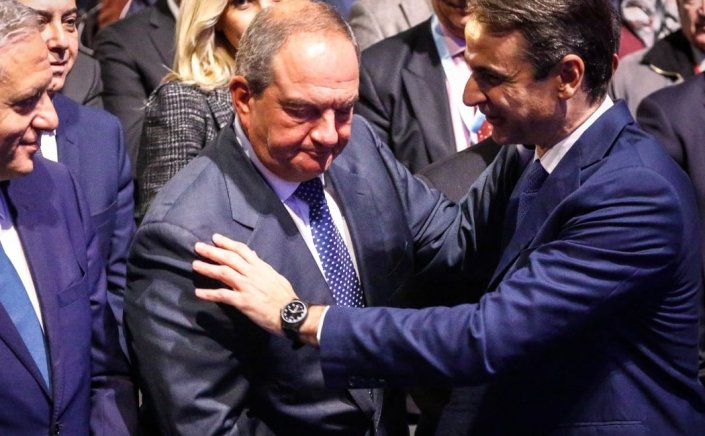 Political developments: Μεγαλώνει το χάσμα Μητσοτάκη Καραμανλή - Η μάχη των... κύκλων και η λύση των εκλογών