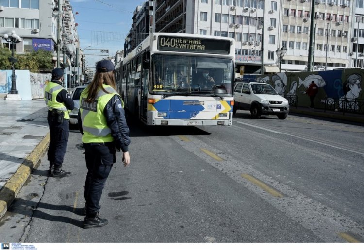 Urban transport in Athens: Έπεσε οροφή λεωφορείου με 40 επιβάτες στο Φάληρο
