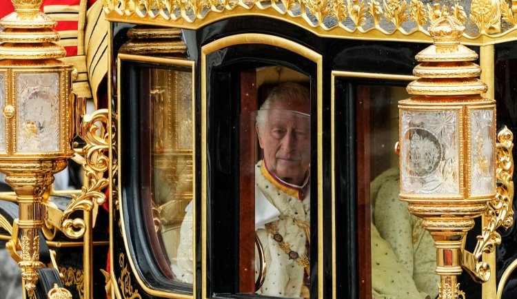 King Charles III coronation: Ολοκληρώθηκε η ιστορική τελετή της στέψης - Live η επιστροφή του Βασιλιά Καρόλου στο Μπάκιγχαμ