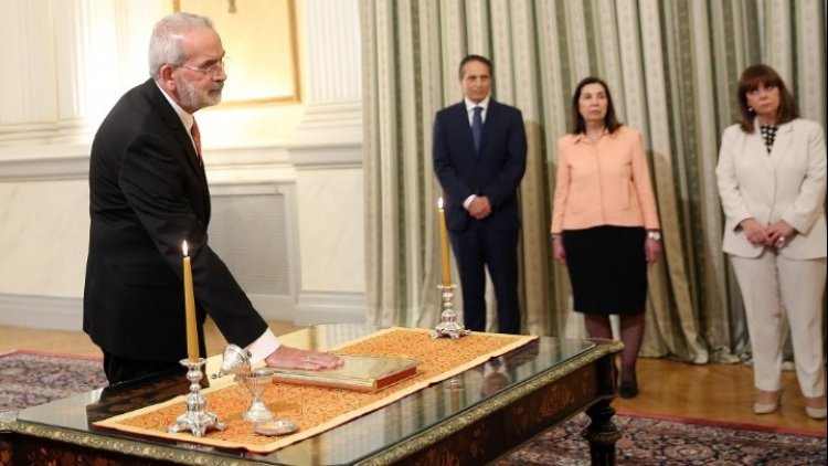 Caretaker PM Sarmas: Ο Ιωάννης Σαρμάς ορκίστηκε υπηρεσιακός πρωθυπουργός