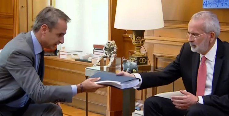 Caretaker PM Sarmas: Ο Μητσοτάκης παρέδωσε τον μπλε φάκελο στον υπηρεσιακό πρωθυπουργό, Ιωάννη Σαρμά 