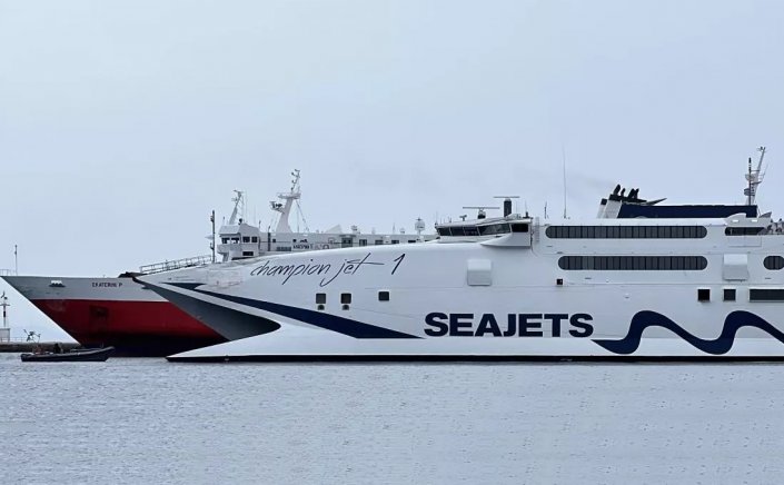 Ferry boats crash: Σύγκρουση πλοίων στο λιμάνι της Τήνου [pics]