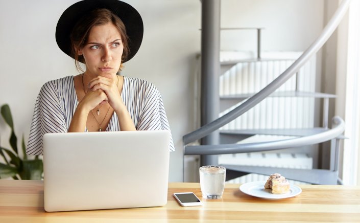 Computer Job: Πολλές ώρες δουλειάς σε υπολογιστή, αυτή η μάστιγα!! Πώς να αποφύγεις πονοκέφαλο και πόνο στον αυχένα!!