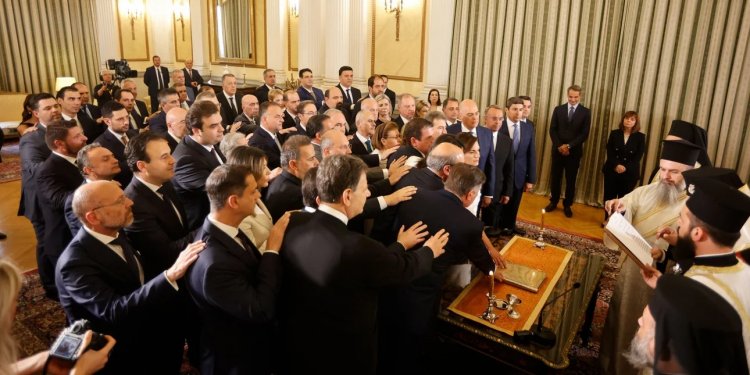 Swearing-in of new cabinet: Ορκίστηκε η νέα κυβέρνηση στο Προεδρικό Μέγαρο