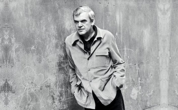 Notable Death: Πέθανε ο εμβληματικός συγγραφέας Μίλαν Κούντερα... Ένας θάνατος που έγινε πρώτο θέμα και η Αβάσταχτη Ελαφρότητα ενός μύθου