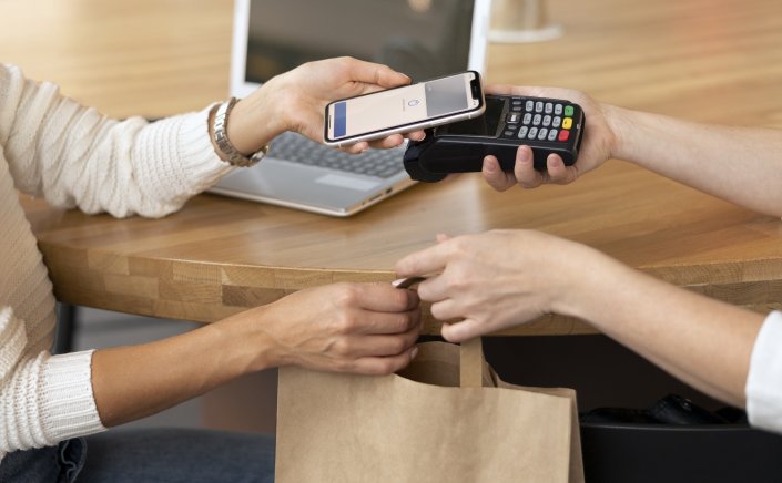 Dedicated tax centres: Η ΑΑΔΕ συστήνει ειδικά φορολογικά κέντρα – Τι θα ισχύει για τις πληρωμές μέσω POS