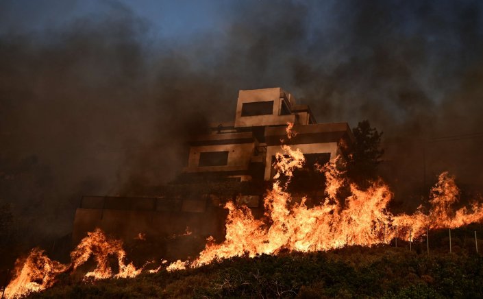 Greece Wildfires: Μαίνονται τα μέτωπα σε Αττική, Δερβενοχώρια, Λουτράκι - Συνεχείς αναζωπυρώσεις