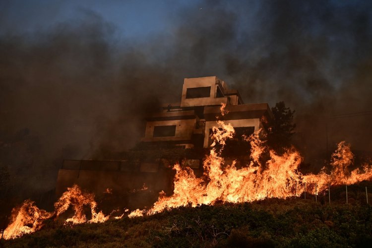 Greece Wildfires: Μαίνονται τα μέτωπα σε Αττική, Δερβενοχώρια, Λουτράκι - Συνεχείς αναζωπυρώσεις