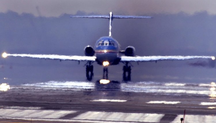 Flying in extreme heat: Πώς οι υψηλές θερμοκρασίες κάνουν τα αεροπλάνα πολύ βαριά για να απογειωθούν