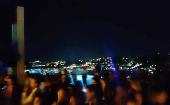 Mykonos arrest: Συνελήφθησαν στη Μύκονο 15 άτομα για ηχορύπανση και κατοχή ναρκωτικών σε βίλα που λειτουργούσε ως χώρος νυχτερινής διασκέδασης