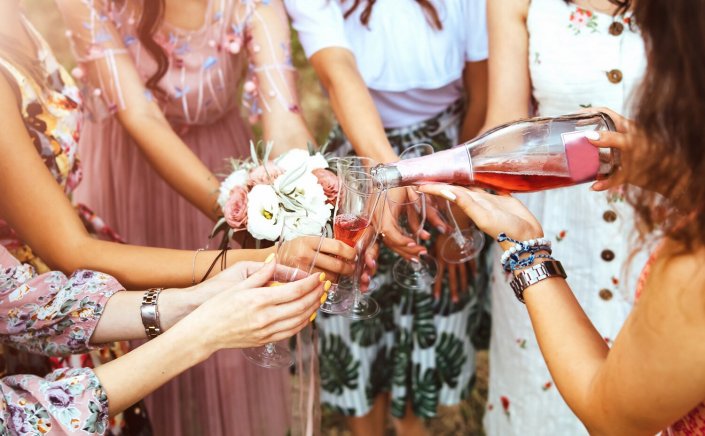 Alcohol in the summer? Ποιοι είναι οι κίνδυνοι όταν πίνουμε αλκοόλ το καλοκαίρι;