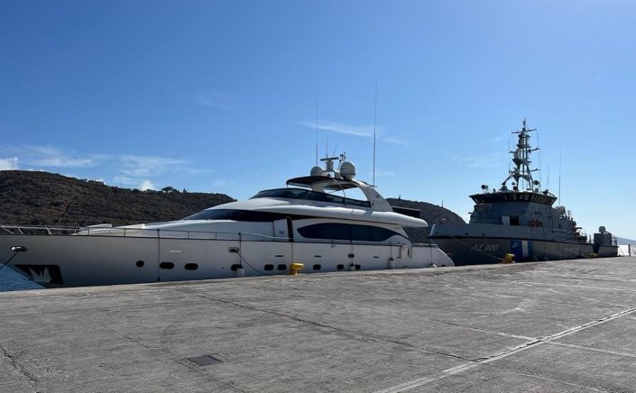 Mykonos: Διακίνηση 51 παράνομων μεταναστών με πολυτελή θαλαμηγό, στην Αγία Άννα Καλαφάτη Μυκόνου & σύλληψη των 3 διακινητών τους στην Πάτμο [Video]