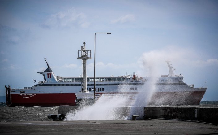 Ferry routes: Στο λιμάνι του Λαυρίου αντί της Ραφήνας, για λόγους ασφαλείας τα επιβατηγά οχηματαγωγά πλοία!! Ανοιχτά της Ραφήνας ακινητοποιημένο σε ρυμουλκό το Fast Ferries Andros