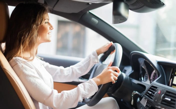 Driving Licence: Ποιοι οδηγοί πρέπει να έχουν ένα «Σ» στο πίσω παρμπρίζ; Τα πρόστιμα!!