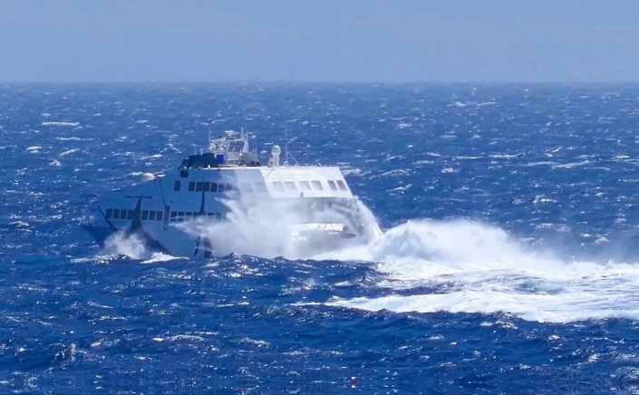 Ferry routes: Αδυναμία προσέγγισης Ε/Γ - Ο/Γ πλοίων σε λιμένες Μυκόνου και Νάξου,  λόγω των δυσμενών καιρικών συνθηκών που επικρατούσαν στην περιοχή