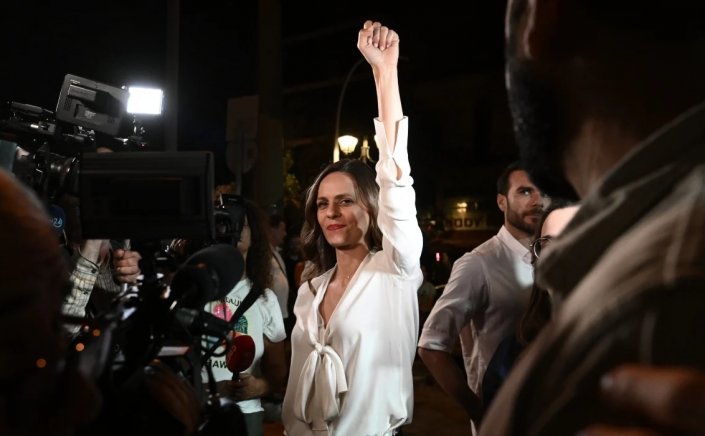 SYRIZA Effie Achtsioglou: Μεγάλη η συμμετοχή, η κοινωνία κοιτάζει προς εμάς - Την υποδέχτηκαν με σύνθημα «Ανατροπή, η ιστορία γράφεται με ανυπακοή»
