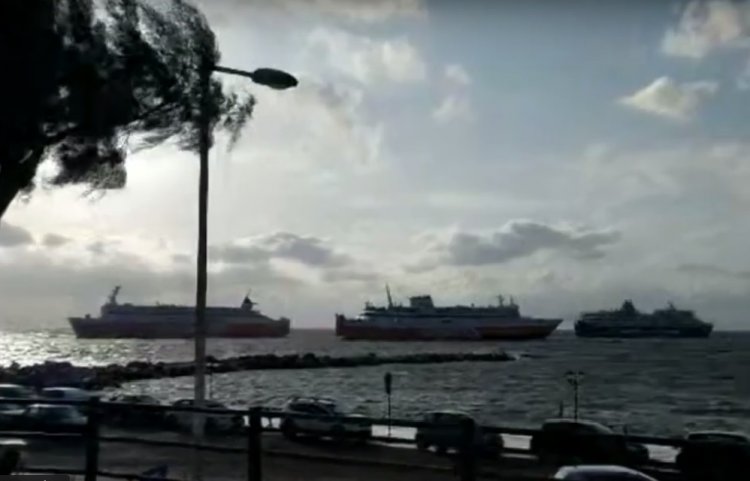 Ferry routes: Μπλέχτηκαν οι άγκυρες τριών πλοίων στην Ραφήνα – Στο παρά πέντε αποφεύχθηκε η σύγκρουση [Video]