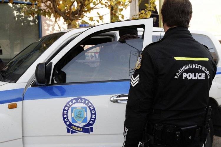 Arrest: Στο αυτόφωρο διοικητής αστυνομικού τμήματος μεγάλου νησιού του Αιγαίου
