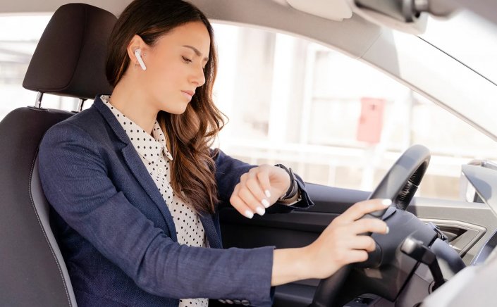 Mobile phone use while driving: Το άγνωστο κόλπο για να μιλάς στο κινητό σου τηλέφωνο όταν οδηγείς!! Πώς θα γλιτώσεις το πρόστιμο!!