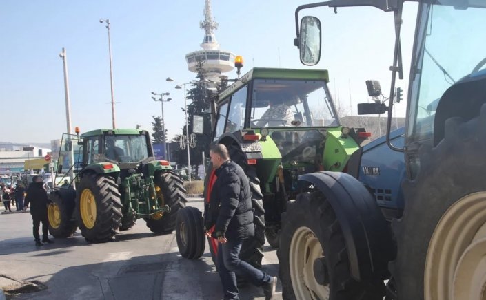 PM Mitsotakis - Farmers: «Όχι» από τους αγρότες στο πακέτο Μητσοτάκη – Κλείνουν εθνικές οδούς, πολιορκούν την Agrotica