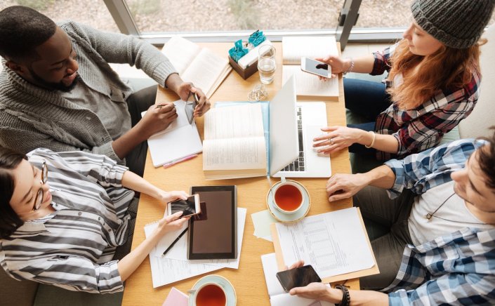 Generation Z: Γιατί η γενιά Ζ επισκέπτεται πολύ τους ψυχολόγους; Οι 6 συχνότεροι λόγοι