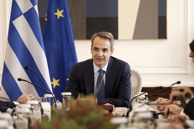 PM Mitsotakis: Όταν ο Κυριάκος επιστρατεύει ακόμη και τον Κωνσταντίνο Καραμανλή