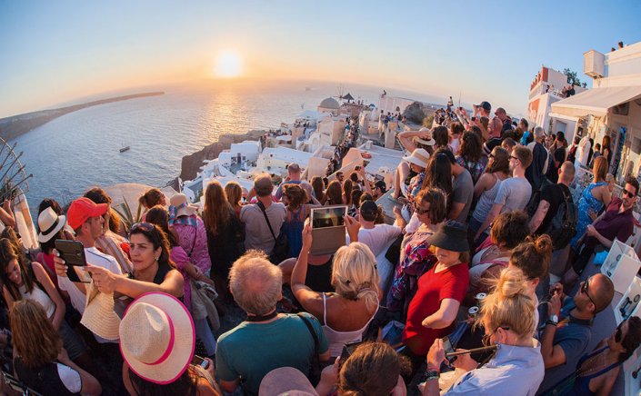 Tourist Season 2025, Santorini: Ξεκινούν τα προβλήματα με τις κρατήσεις του καλοκαιριού, χάνεται το Πάσχα