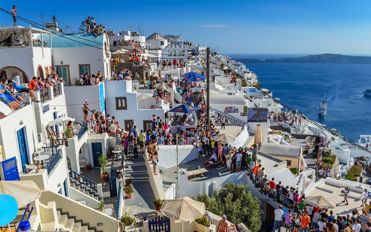 Tourist Crowds: Τα ελληνικά νησιά δεν μπορούν να κρατήσουν μακριά τα καταστροφικά τουριστικά πλήθη [Bloomberg]