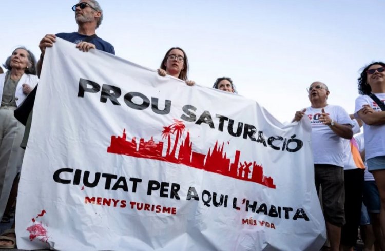 Anti-tourist backlash in Spain’s Mallorca:Τι μέτρα ζήτησαν οι διαδηλωτές - "Καμία επένδυση δημοσίου χρήματος για την επέκταση των υποδομών"