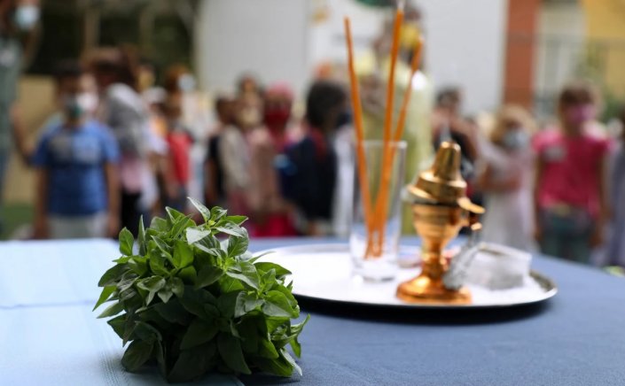 Parental leave: Πόσες μέρες είναι η γονική άδεια φέτος - Τι ισχύει κατά τον αγιασμό 2024  στα σχολεία για τους εργαζόμενους γονείς