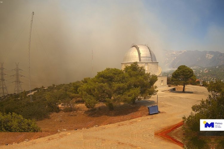 Fire in Northeast Attica: Οι φλόγες στο Εθνικό Αστεροσκοπείο Αθηνών στην Πεντέλη, απειλώντας σημαντικές εγκαταστάσεις, τεχνολογίες, κόπους και προσπάθειες ερευνητικές χρόνων