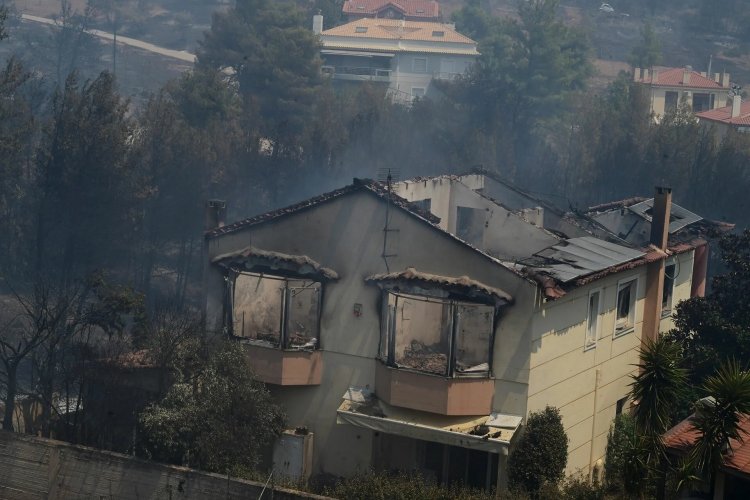 Fire in Northeast Attica: Φωτιά στο Βαρνάβα έκαψε το Χαλάνδρι!! Επιτελικό κράτος μνημειωδώς αποτυχημένο!!