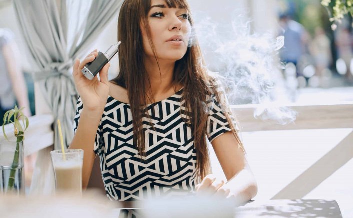 Outdoor Smoking & Vaping: Απαγόρευση καπνίσματος!! Τι θα γίνει σε Εξωτερικούς χώρους, Εστιατόρια & Πανεπιστήμια!!