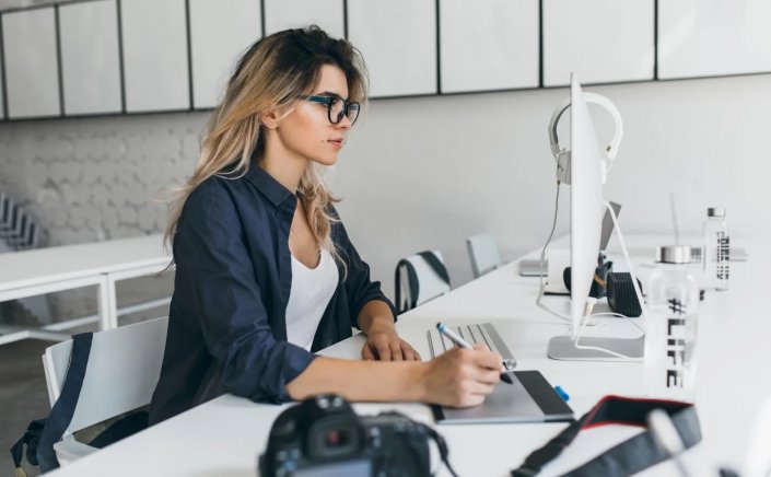 Exercises to Do at Your Desk: 5 ασκήσεις που μπορείς να κάνεις καθισμένη στο γραφείο για να μην πεις ξανά «πονάω»