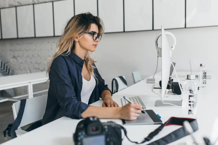 Exercises to Do at Your Desk: 5 ασκήσεις που μπορείς να κάνεις καθισμένη στο γραφείο για να μην πεις ξανά «πονάω»